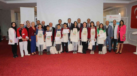 Öğrenciler bayat ekmekten pizza yaptı