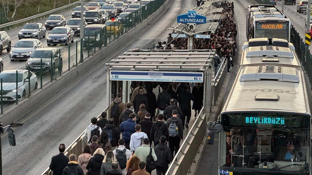 Okullar açıldı, trafik kilitlendi