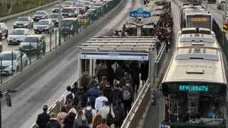 Okullar açıldı, trafik kilitlendi