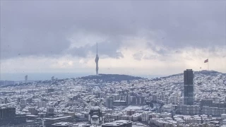 Okullara tatil kararının çıkmadığı İstanbul'da kar aralıklarla etkisini gösteriyor