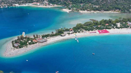 Ölüdeniz'de dev bayraklı 19 Mayıs kutlaması