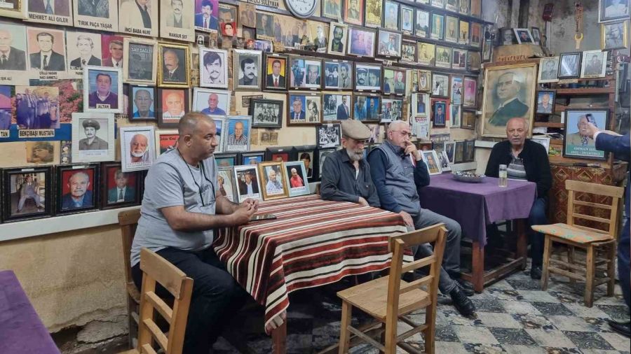 Ölüler Kıraathanesi'nde buruk bayramlaşma
