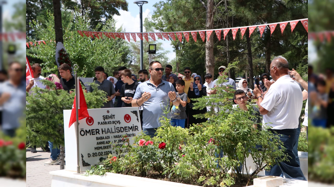 mer Halisdemir'in mezarna ziyareti akn