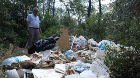 Ormana atılan çöpler isyan ettirdi