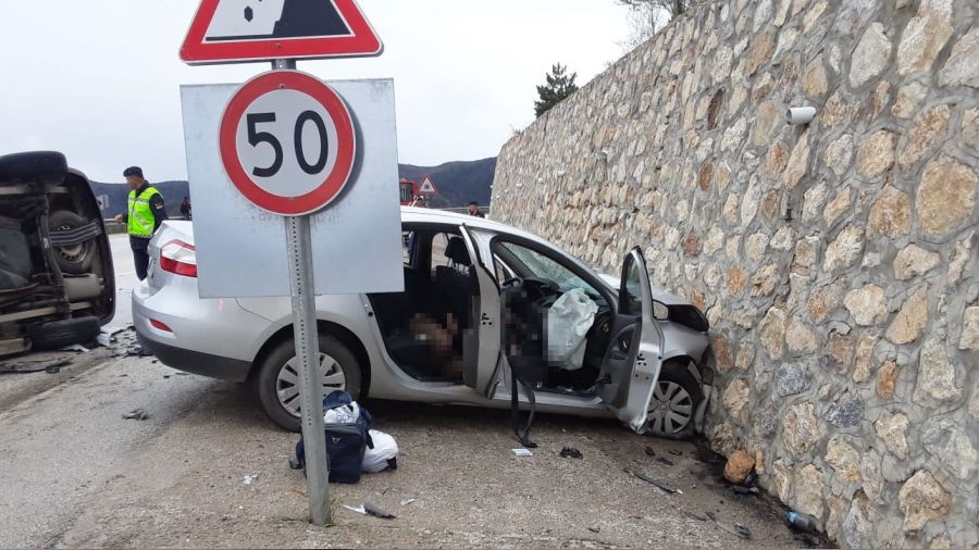 Otomobil ile hafif ticari ara� �arp��t�: 3 �l�, 2 yaral�