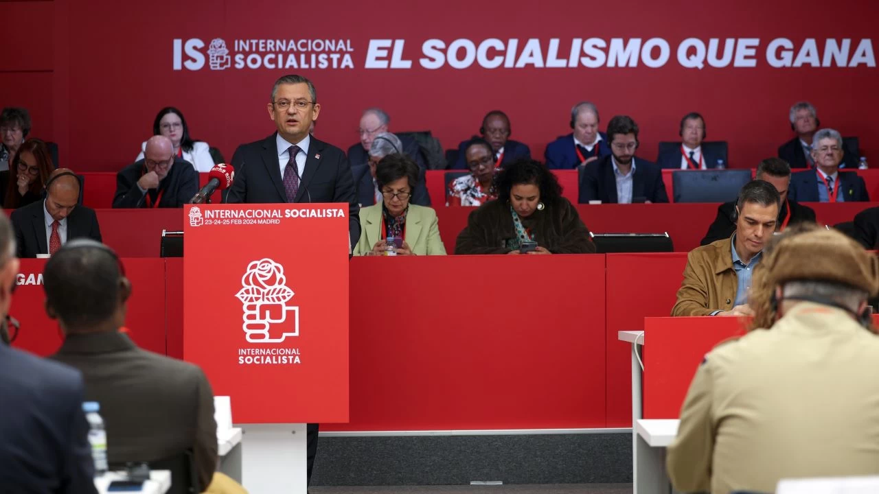 �zg�r �zel, Sosyalist Enternasyonal Ba�kan Yard�mc�s� se�ildi