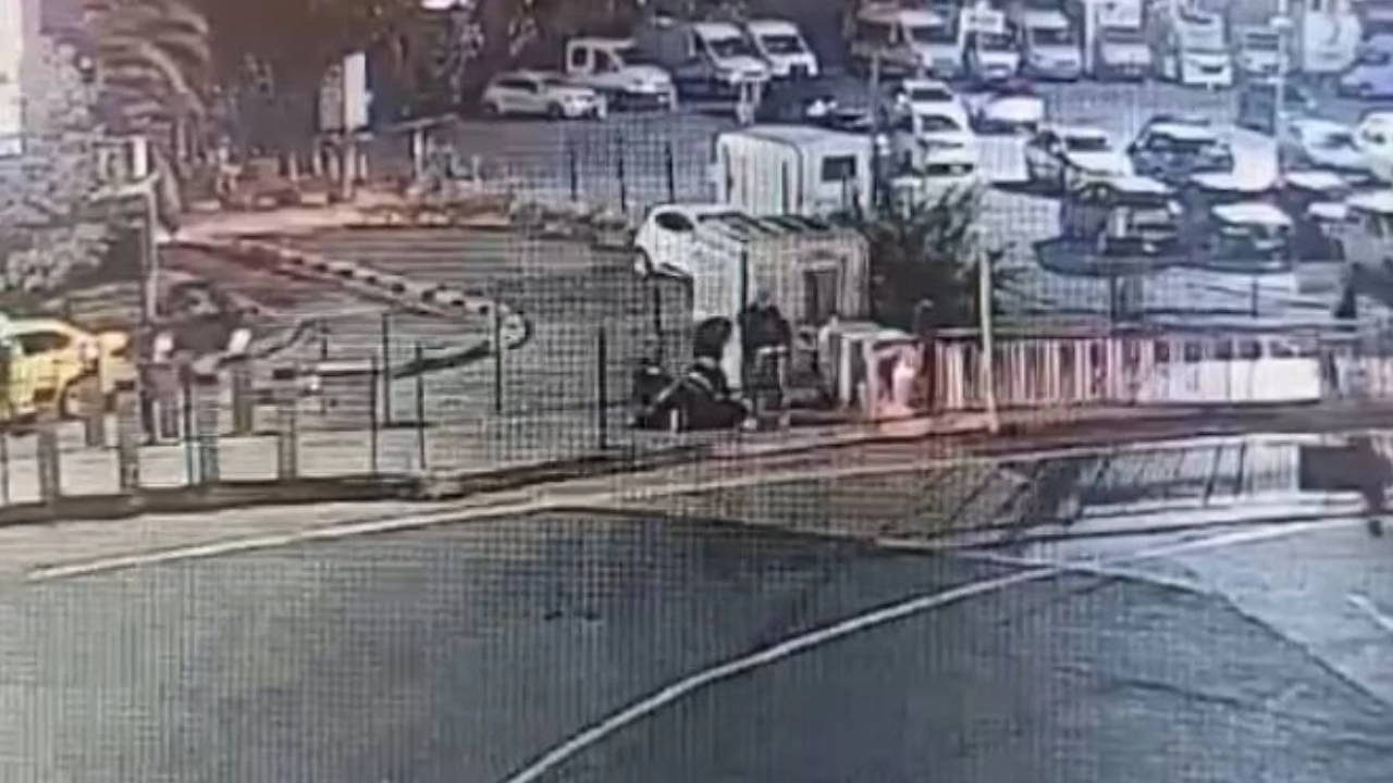 Polise direnirken kendi silah�ndan ��kan kur�unla �lm��t�: Olay an� kamerada