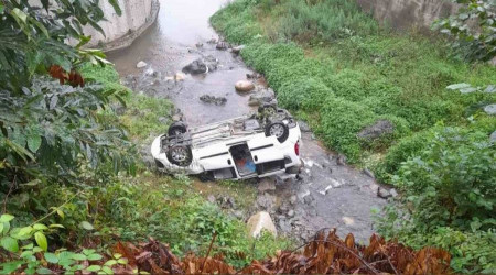 Rize'de araç dereye yuvarlandı: 2 yaralı