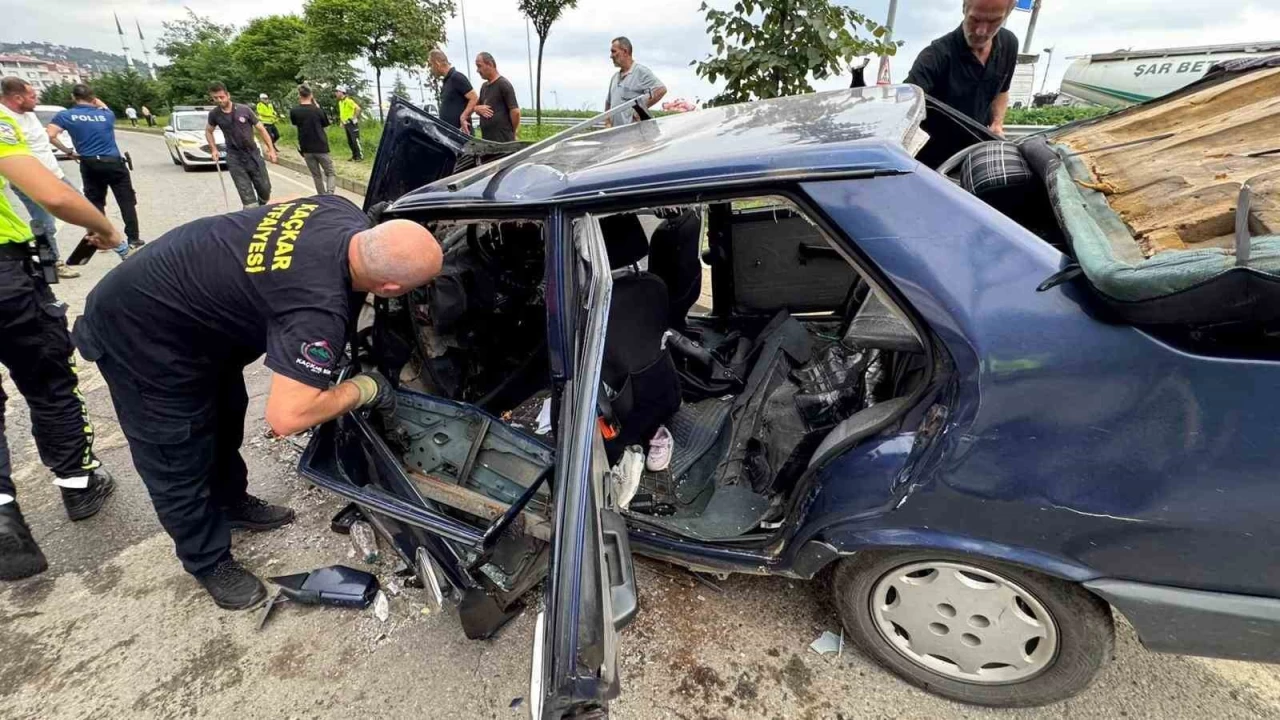 Rize'de iki araç kafa kafaya çarpıştı