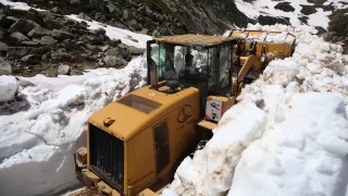 Rize'nin yksek kesimlerinde karla mcadele sryor