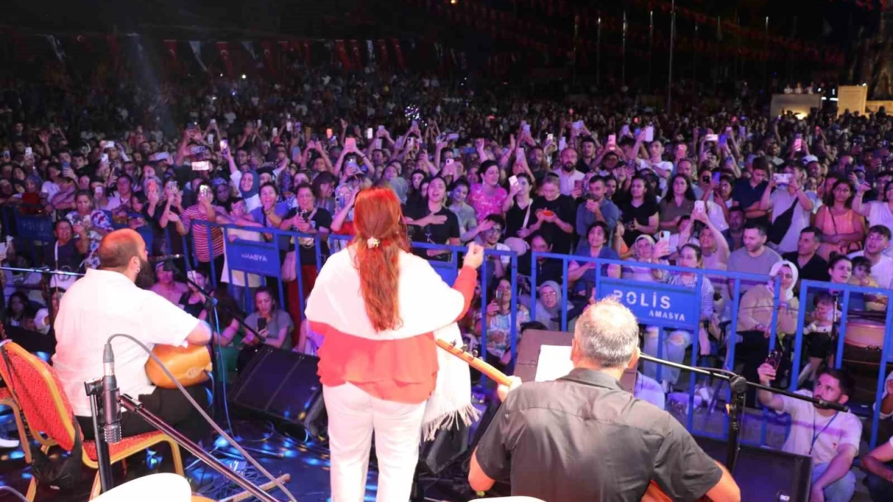 Sabahat Akkiraz'dan Amasyal�lara t�rk� ziyafeti