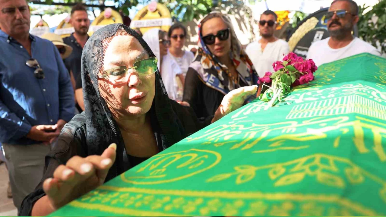 Safiye Soyman oğlunu gözyaşlarıyla uğurladı