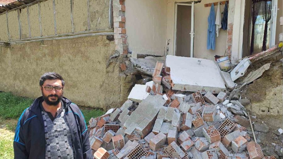 Sa�anak ya���a dayanamayan evin duvar� ��kt�