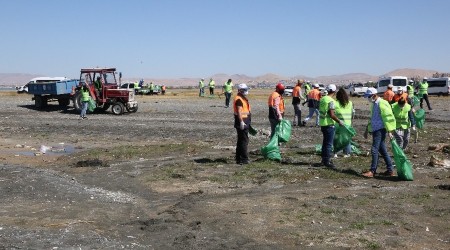 Sahilinden 28 ton çöp toplandı