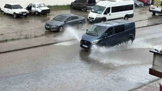 Sakarya'da sağanak yağış yolları gölete çevirdi