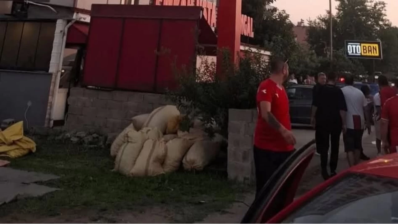 Samsunspor taraftarlar�n�n mola verdi�i restoranda silahl� kavga: 4 yaral�