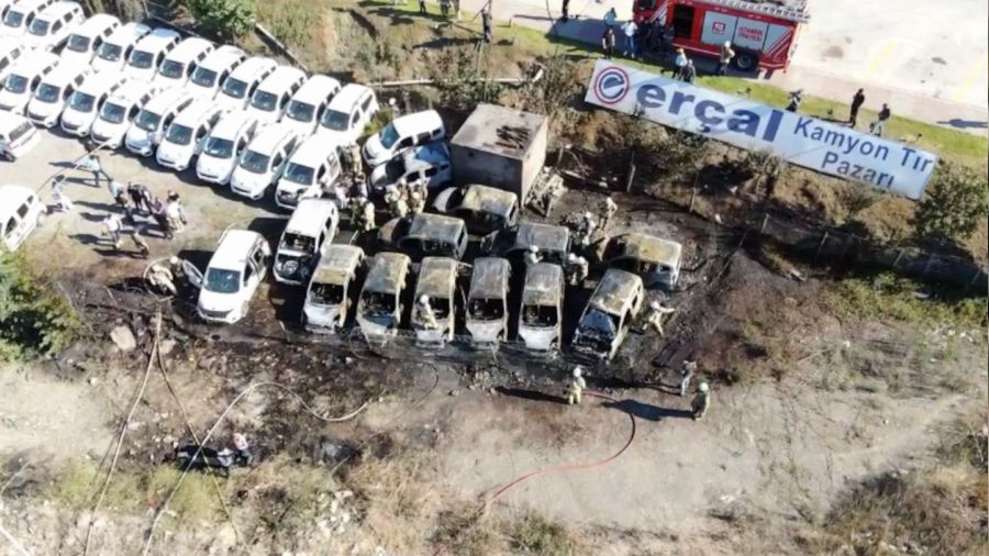 Sancaktepe'de oto galeriye ait otoparkta 16 ticari araç alev alev yandı