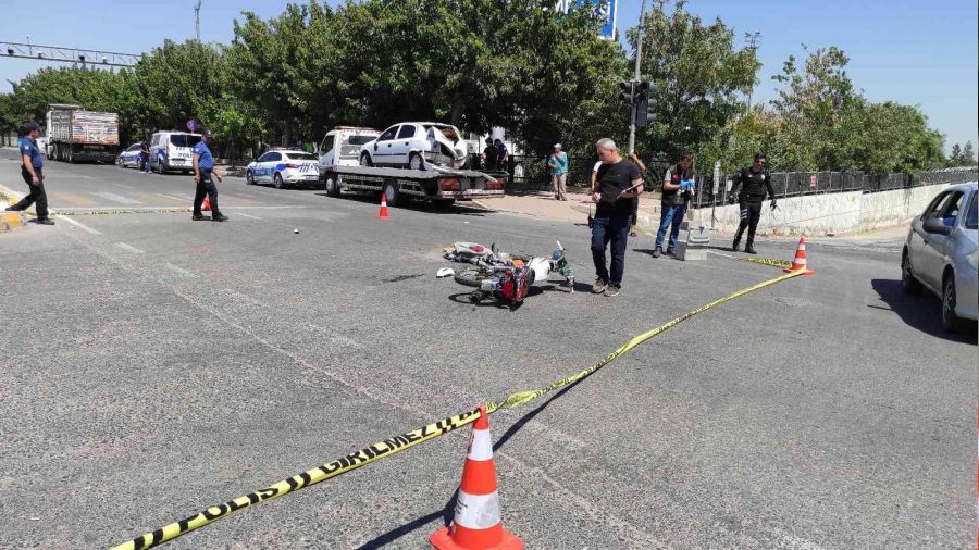 Şanlıurfa'da motosiklet tıra çarptı