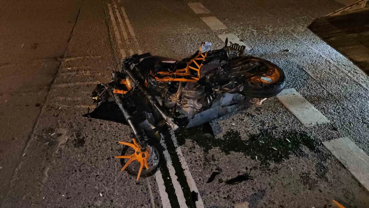 Sarıyer'de motosiklet otomobile çarptı: 2 ağır yaralı