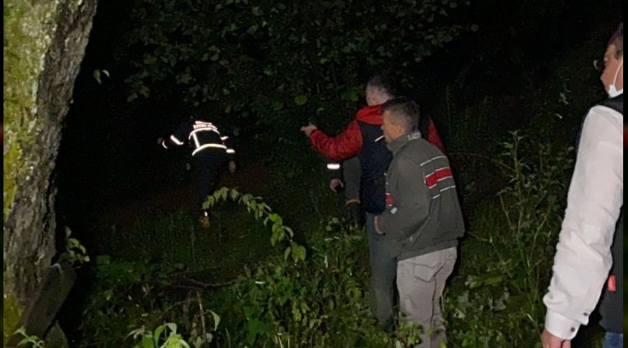 Selde torunuyla mahsur kalan kadını kurtarmak için seferber oldular