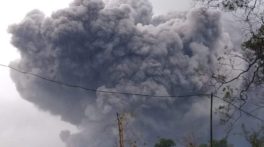Semeru Yanarda��'ndaki patlama korkuttu