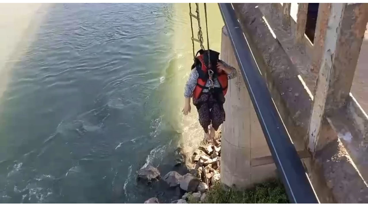 Serinlemek için girdiği suda mahsur kaldı