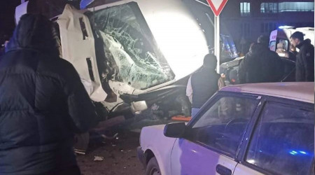 Servis aracıyla otomobil çarpıştı: 7 yaralı
