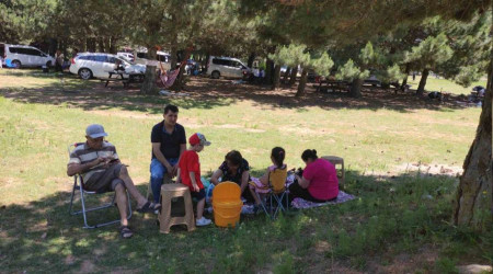 Sıcak havada çareyi Spil'de serinlemekte buldular