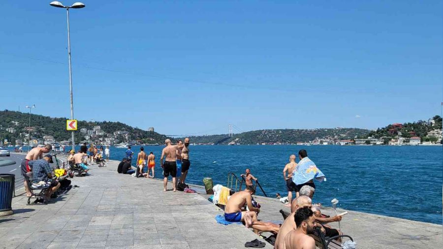 S�caktan bunalan �stanbullular solu�u sahillerde ald�