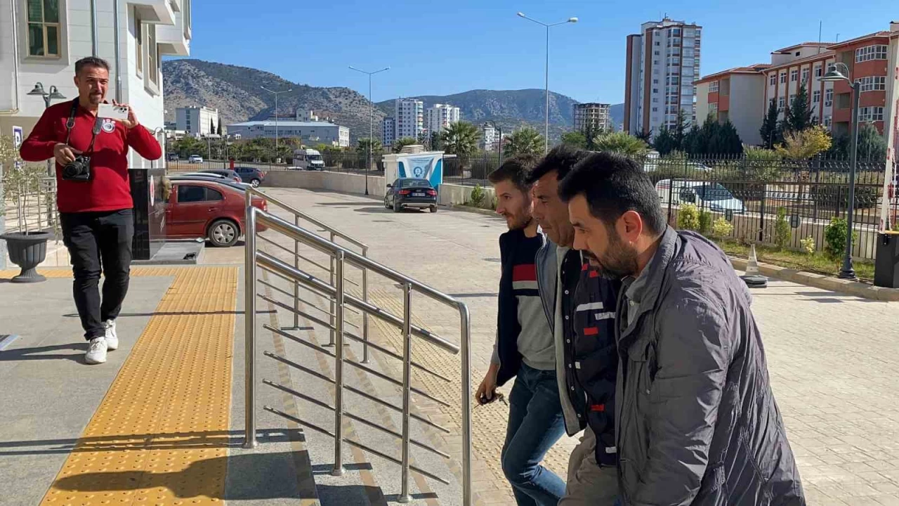 Silahla sokak ortas�nda e�ini vuran �ah�s tutukland�