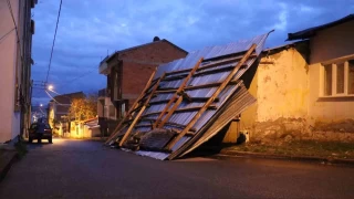 Sivas'ta fırtınada 40'tan fazla binanın çatısı uçtu