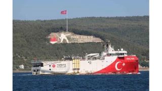 Somali'deki görevini tamamlayan Oruç Reis Çanakkale Boğazı'ndan geçti