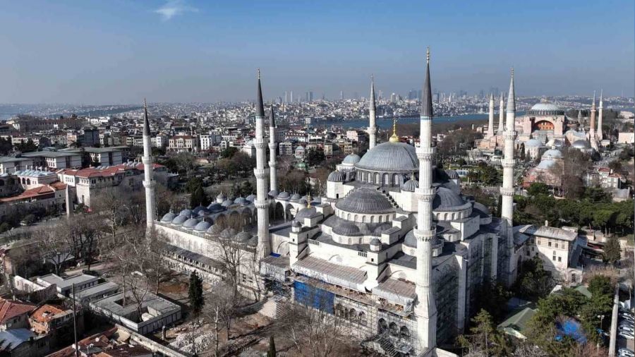 Sultanahmet Camii'nin mahyası asıldı
