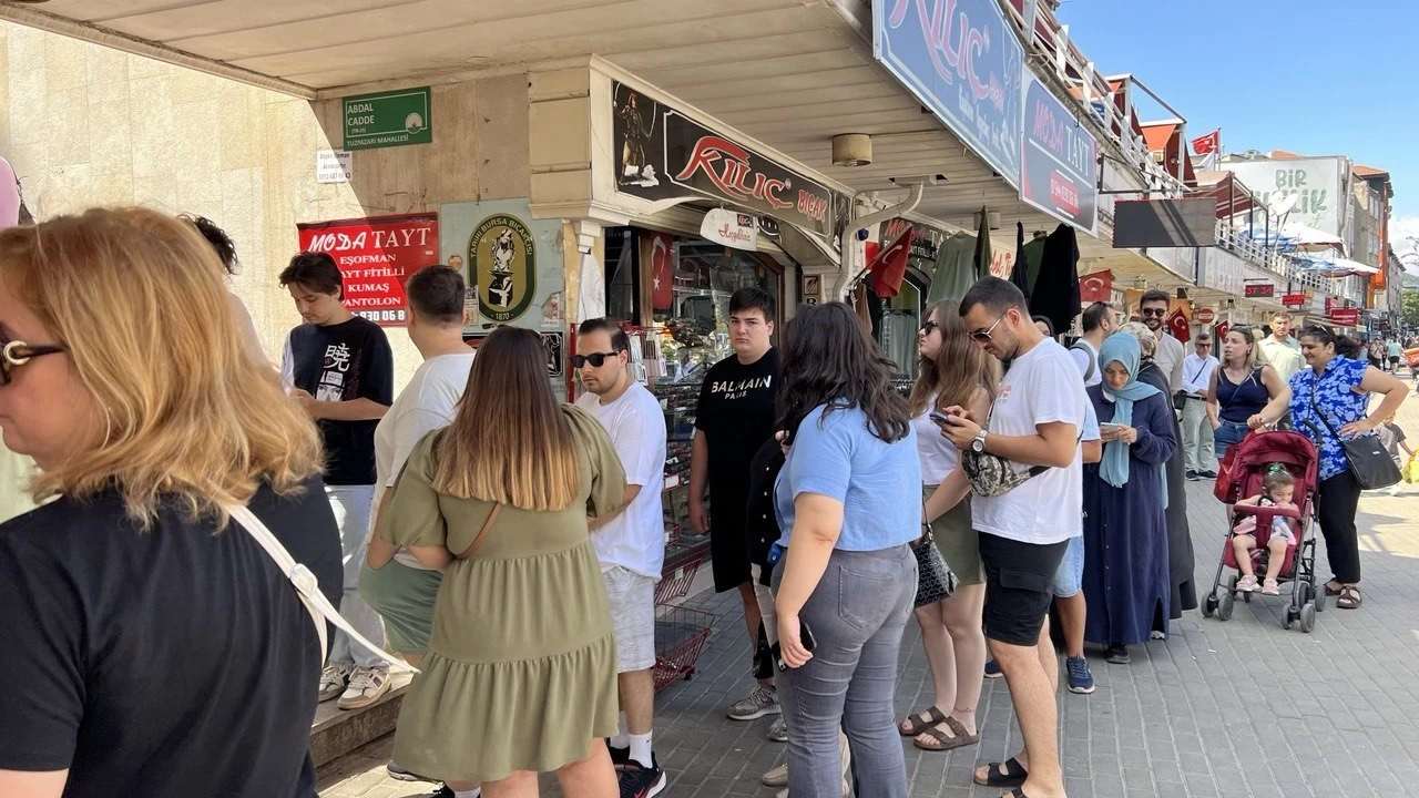 Tahinli pide iin uzun kuyruk