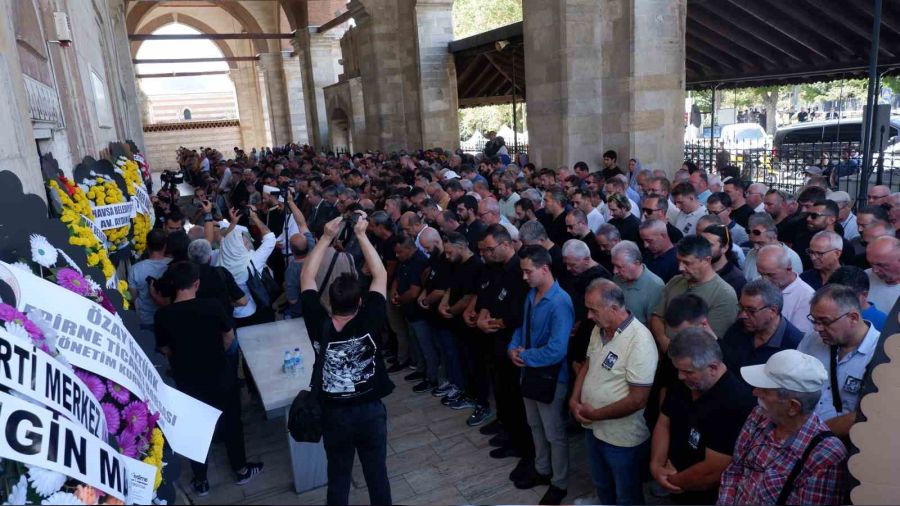 Taksicinin kap�s�n� a�mas� gen� gazeteciyi hayattan kopard�