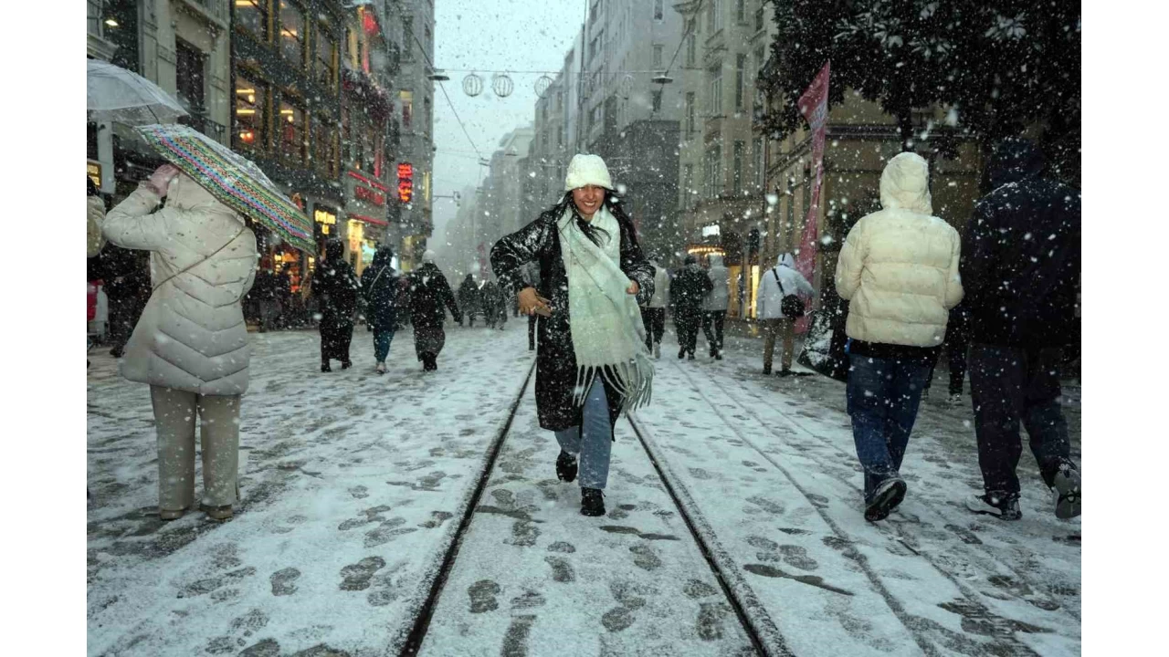 Taksim'de akşam saatlerinde kar yağışı etkili oldu