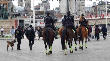 Taksim'de atlı polislere yoğun ilgi