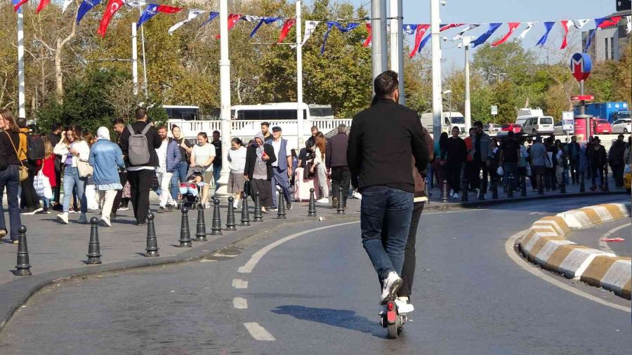 Taksim'de kaldırımda scooter kullananlara ceza yağdı