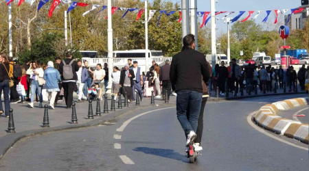 Taksim'de kaldırımda scooter kullananlara ceza yağdı