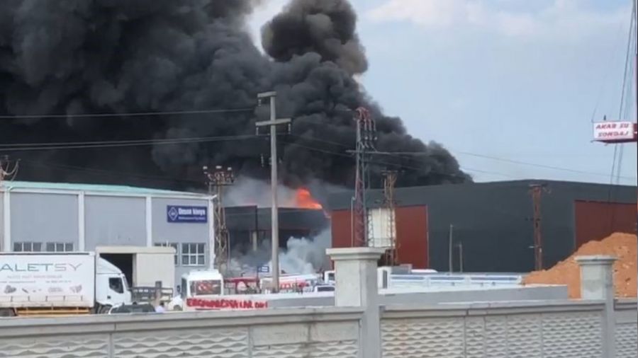 Tekirdağ'da bir fabrika alevlere teslim oldu
