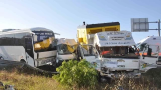 Tekirdağ'da işçi servislerine kamyonet çarptı: 18 yaralı