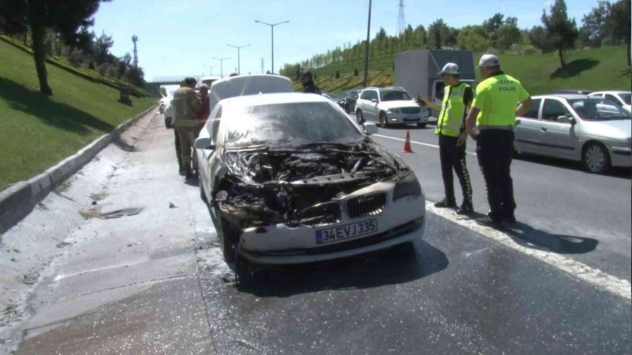 TEM Otoyolu'nda araç alev aldı