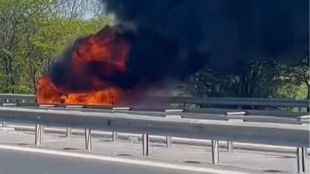 TEM Otoyolu'nda bir otomobil alev alev yand�