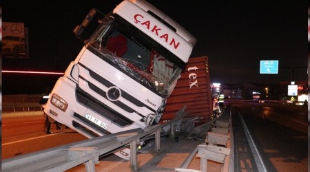 Tır bariyerlere devrildi: 1 yaralı