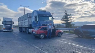 Tır, çarptığı otomobili 20 metre sürükledi