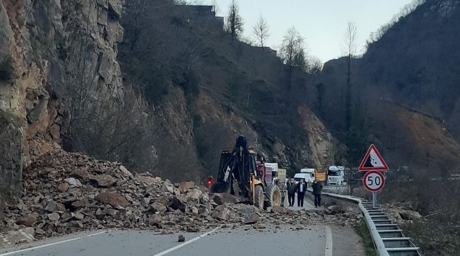 Tirebolu-Doankent karayolunda heyelan meydana geldi