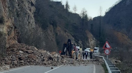 Tirebolu-Doğankent karayolunda heyelan meydana geldi