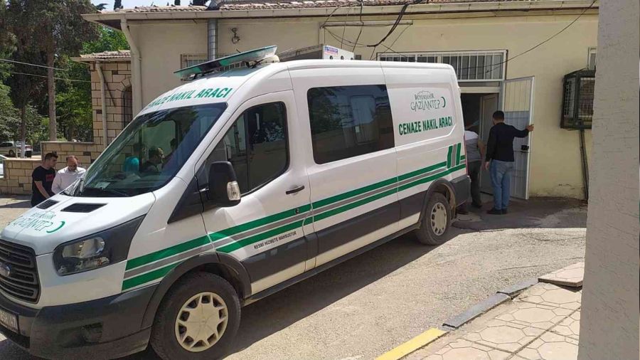 T�r�n alt�nda kalan 14 ya��ndaki �ocuk �ld�