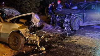 Tokat'ta kafa kafaya çarpışan araçlarda 7 kişi yaralandı