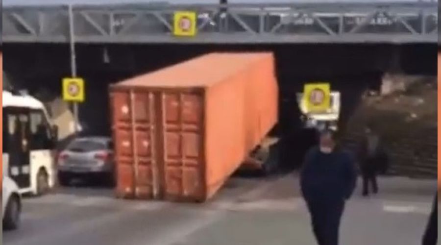 Topkap�'da t�r k�pr�ye �arpt�